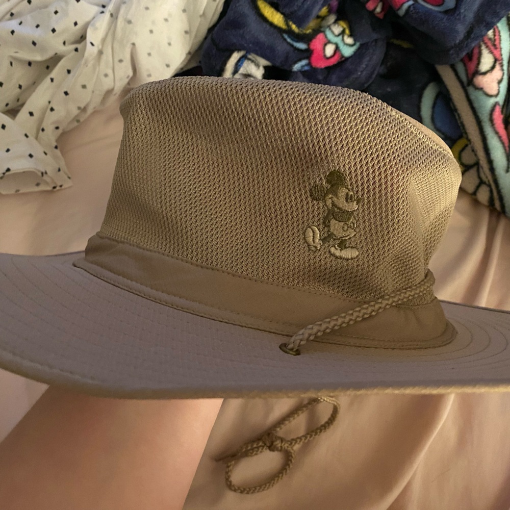 💖Disney Tan Bucket Hat with Embroidered Character💖